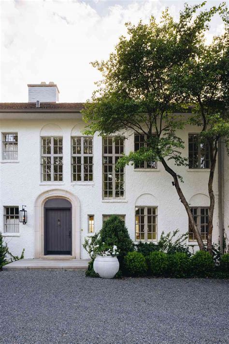 24 Classic White Houses With Black Trim Ideas You Have to Try