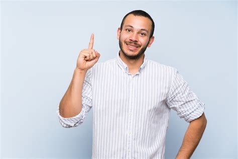 Homem Colombiano Sobre Isolado Parede Azul Mostrando E