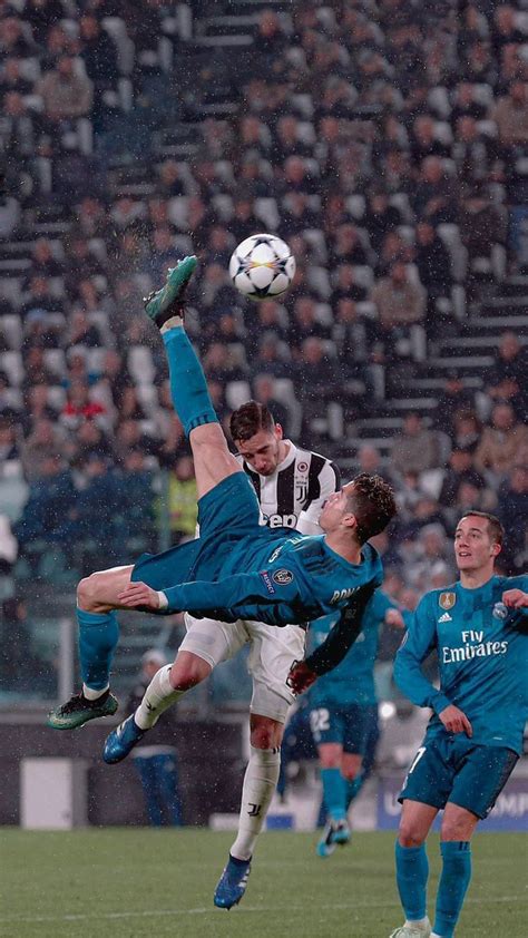 cristiano ronaldo salto  berseragam real madrid cristiano ronaldo