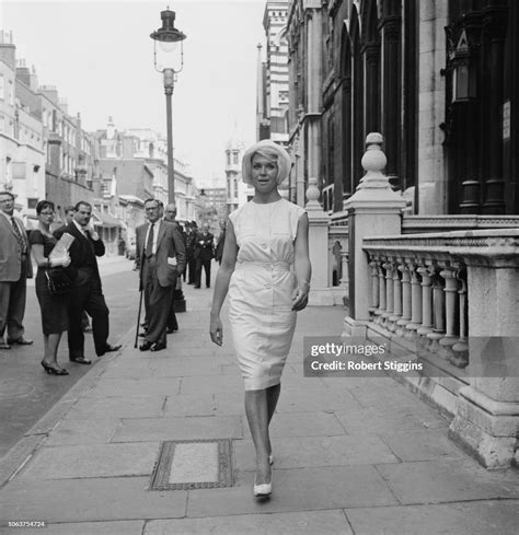 British Actress Vera Day Leaving The Royal Courts Of Justice After Photo D Actualité Getty