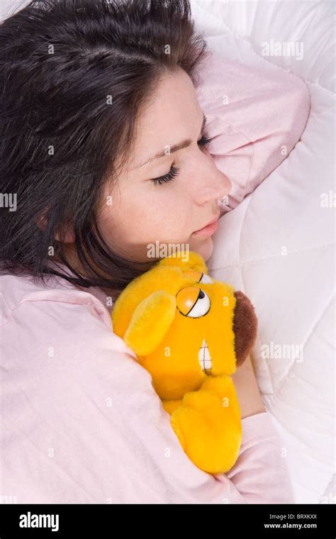 girl sleeping with teddy bear in bed Stock Photo - Alamy