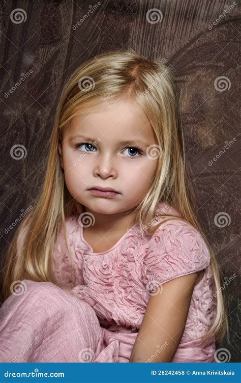 Fille Blonde Dans Une Robe Rose Photo Stock Image Du Longtemps Exprimer