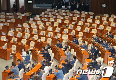 자유한국당 불참 속 이낙연 총리 후보자 임명동의안 국회 통과