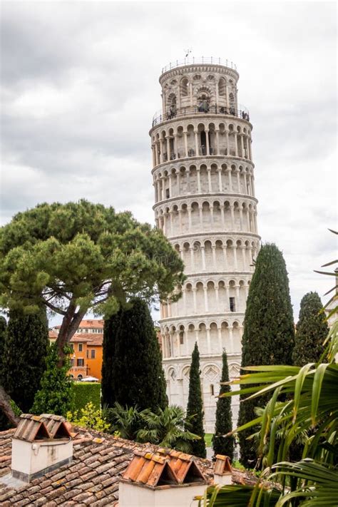 La Torre Inclinada De Pisa Desde Las Murallas Medievales Que Rodean La