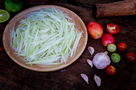 Salad Pepaya Hijau Di Atas Meja Kayu Som Tum Thai Makanan Thailand Yang