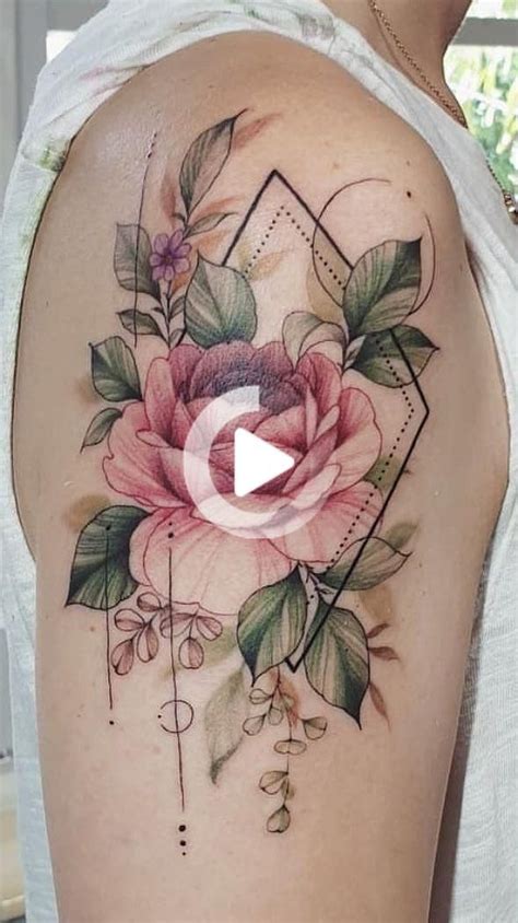 30 tatouages dans le bras supérieur de la femelle TopTatuagens