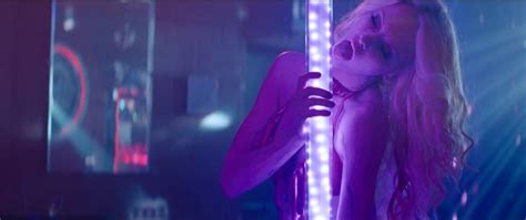 Nude Video Celebs Elle Evans Nude Scouts Guide To The Zombie Apocalypse 2015