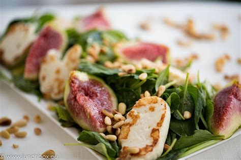 Салата с беби спанак, халуми и смокини е от салатите, които ...