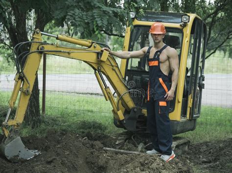 O Homem Torso Do Nude E A Parte Traseira Muscular No Gym Apreciam Treinar Trx Homem