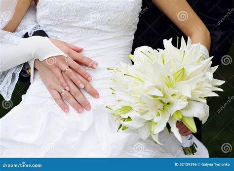 Novia Que Sostiene Un Ramo Blanco Hermoso De La Boda Foto De Archivo