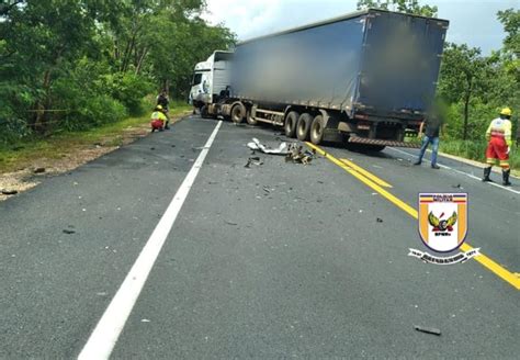 Batida frontal entre carro e carreta deixa três pessoas mortas na BR