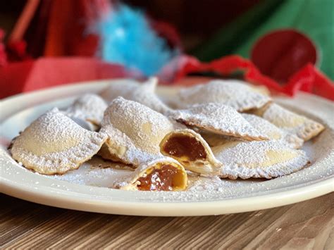 I Ravioli Dolci Di Carnevale Ripieni Di Marmellata Sono Dolcetti Sfiziosi