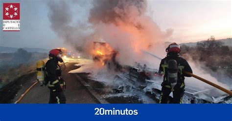 Un camió s incendia després de collisionar amb un altre en l AP 7 a