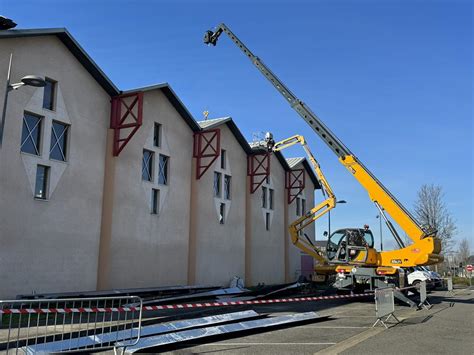 Buros des travaux sur la toiture de la salle polyvalente pour éviter