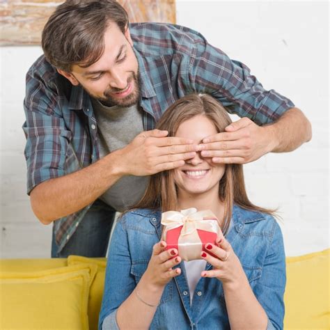 Homme donnant un cadeau de la Saint Valentin à une petite amie qui