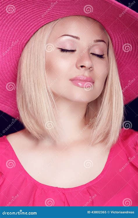 Sch Nheit Moderne Recht Blonde Frau Mit Dem Make Up Das In Pu Tr Gt Stockbild Bild Von
