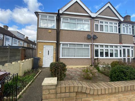 3 Bedroom End Of Terrace House Mount Road Dagenham Rm8 Seabes Limited