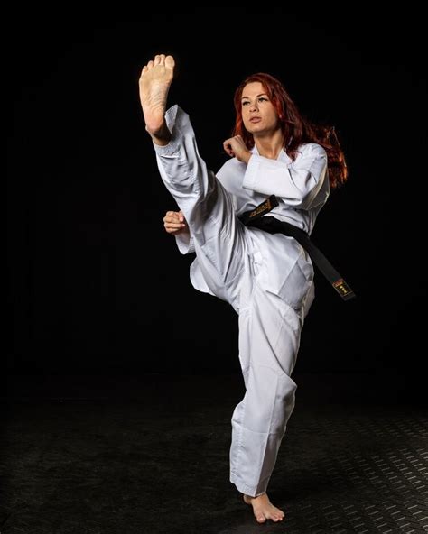 Pin By August Duwi On The Pose Of Beauty👌👍 Martial Arts Women