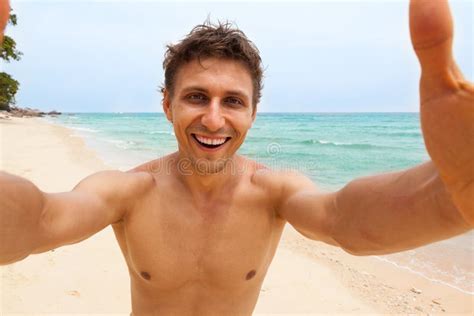 拍selfie照片照片的旅游人海滩 库存照片 图片 包括有 移动电话 海洋 藏品 愉快 照片 火箭筒 56926514