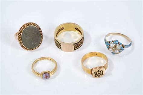 Lot 440 - Five antique gold rings