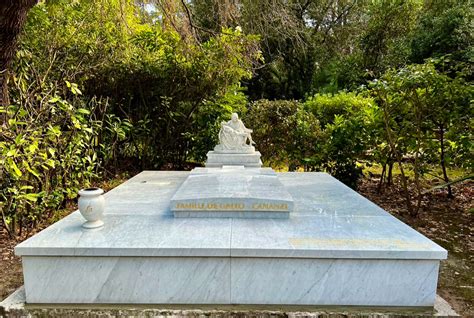 Monument funéraire en marbre blanc à Antibes Marbrerie Piccioni