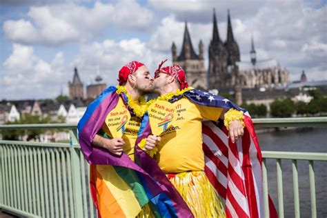 Alemania Marcha del Orgullo Gay en Colonia recuerda a las víctimas de masacre en Orlando
