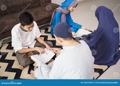 Familia Musulmana Leyendo Quran Juntos En Vivo Foto De Archivo Imagen