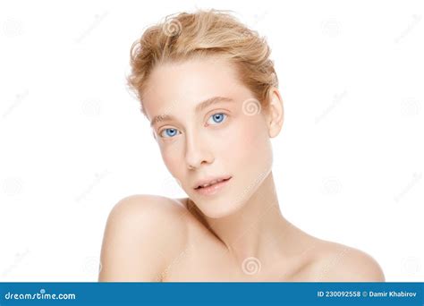 Jeune Belle Femme Blonde Aux Yeux Bleus Debout Avec épaules Nues Concept De Soins De La Peau