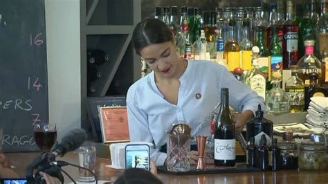 Congresista Ocasio Cortez Regresa Al Trabajo De Bartender