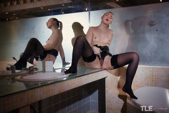 Horny Jenny Wild Masturbates Using Some Medical Tools 11 Photos