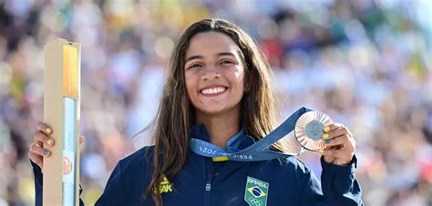 Rayssa Leal faz história no skate street e conquista bronze nos jogos