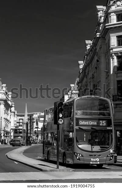 176 Photo Black White Modern Street London Images, Stock Photos, 3D ...