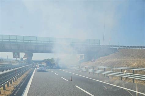 Calabria Paura Sull A In Direzione Reggio Auto Prende Fuoco