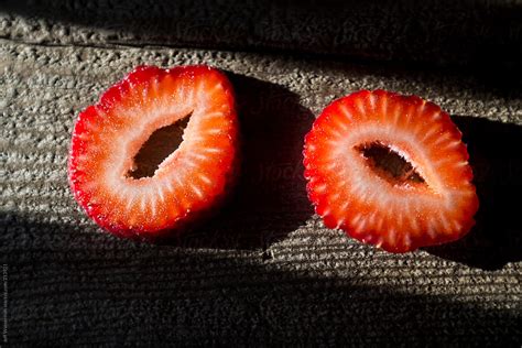 «Two Organic Strawberries Slices» del colaborador de Stocksy «Jeff ...