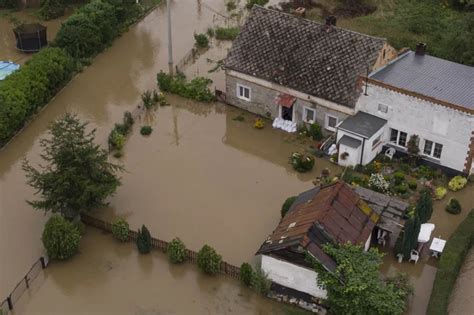 Zerwany most zalane domy Strażacy walczą ze skutkami nawałnic Radio