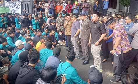 Tolak Kenaikan Harga BBM Aliansi Mahasiswa Kota Malang Long March Ke