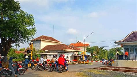 KA SRITANJUNG RAILROAD CROSSING INDONESIA Palang Perlintasan Kereta