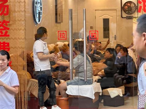 Thousands return home to Hong Kong after enjoying good deals in ‘no