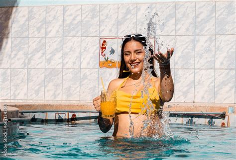 Mujer Con Bikini Caliente Atractiva Sonriente Sosteniendo Un Vaso En Su Mano Durante Un Ba O En