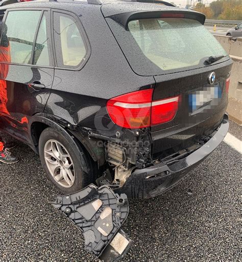 Incidente In Tangenziale A Rivoli Scontro Fra Due Auto Feriti E