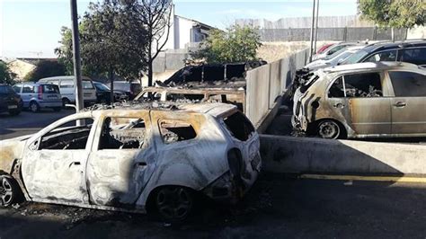 Un Incendio Calcina De Madrugada 11 Coches En Un Aparcamiento De El