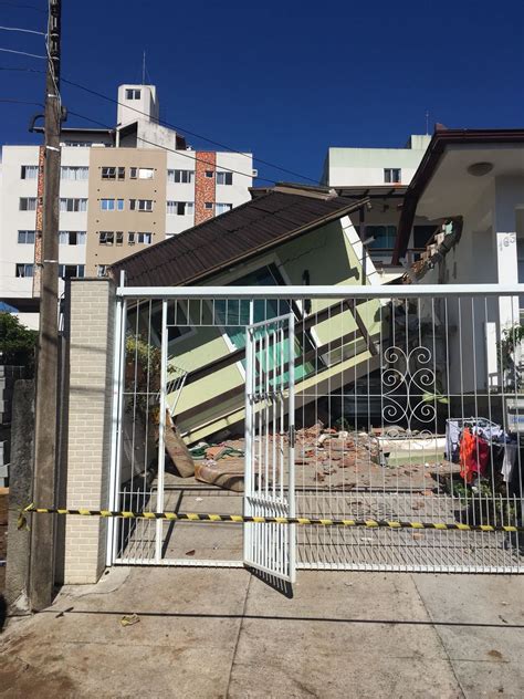 Casa No Bairro Pantanal Interditada Ap S Tombar Na Manh Desta Sexta