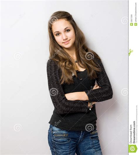 Brunette Joven De Mirada Muy Confidente Imagen De Archivo Imagen De Hermoso Persona 23077209