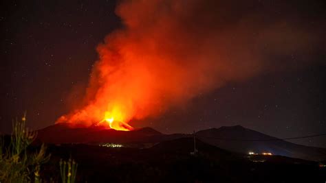 Volcanic Eruption In Sicily Etna Spews Lava And Ash Catania Airport