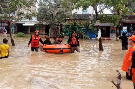 Kk Terdampak Banjir Di Perumahan Pnr Bekasi Warga Mulai Mengungsi