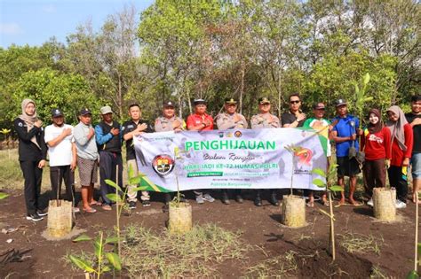 Perbaiki Iklim Polisi Di Banyuwangi Tanam Pohon Bibit Mangrove Bidik