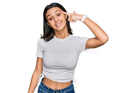 Joven Hispana Con Una Camiseta Blanca Casual Sonriendo Apuntando A La