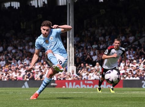 Julián Álvarez anotó de penal en la goleada del City que se acerca al