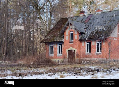 Haus aus rotem Backstein Ein einsames Haus im Wald Region Königsberg