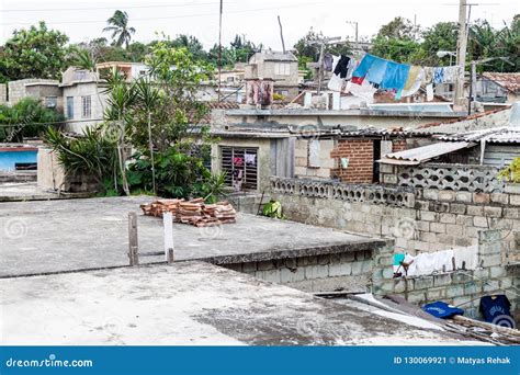 Casas De Dilipitated En El Pueblo De Gibara Cu Foto Editorial Imagen